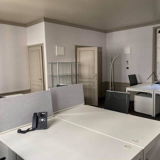 Bureau privé 17 m² 4 postes Coworking Rue des Remparts d'Ainay Lyon 69002 - photo 6